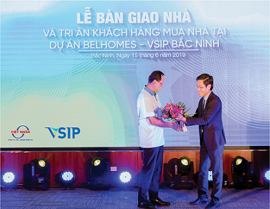 Lãnh đạo Tập đoàn VSIP và Tập đoàn Việt Nhân tại lễ bàn giao nhà dự án Belhomes Bắc Ninh
