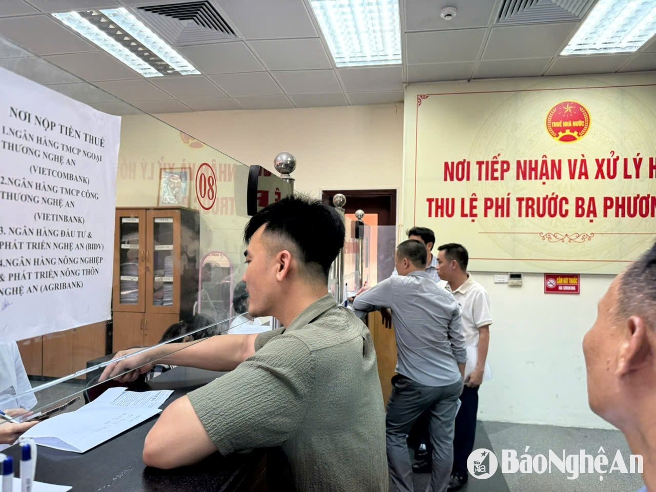 Nghĩa vụ tài chính theo Bảng giá đất mới dự kiến áp dụng từ ngày 01/1/2026 là thách thức với người dân và doanh nghiệp. Trong ảnh: Người dân làm thủ tục nạp thuế trước bạ tại Chi cục Thuế Vinh. Ảnh: Nguyễn Hải